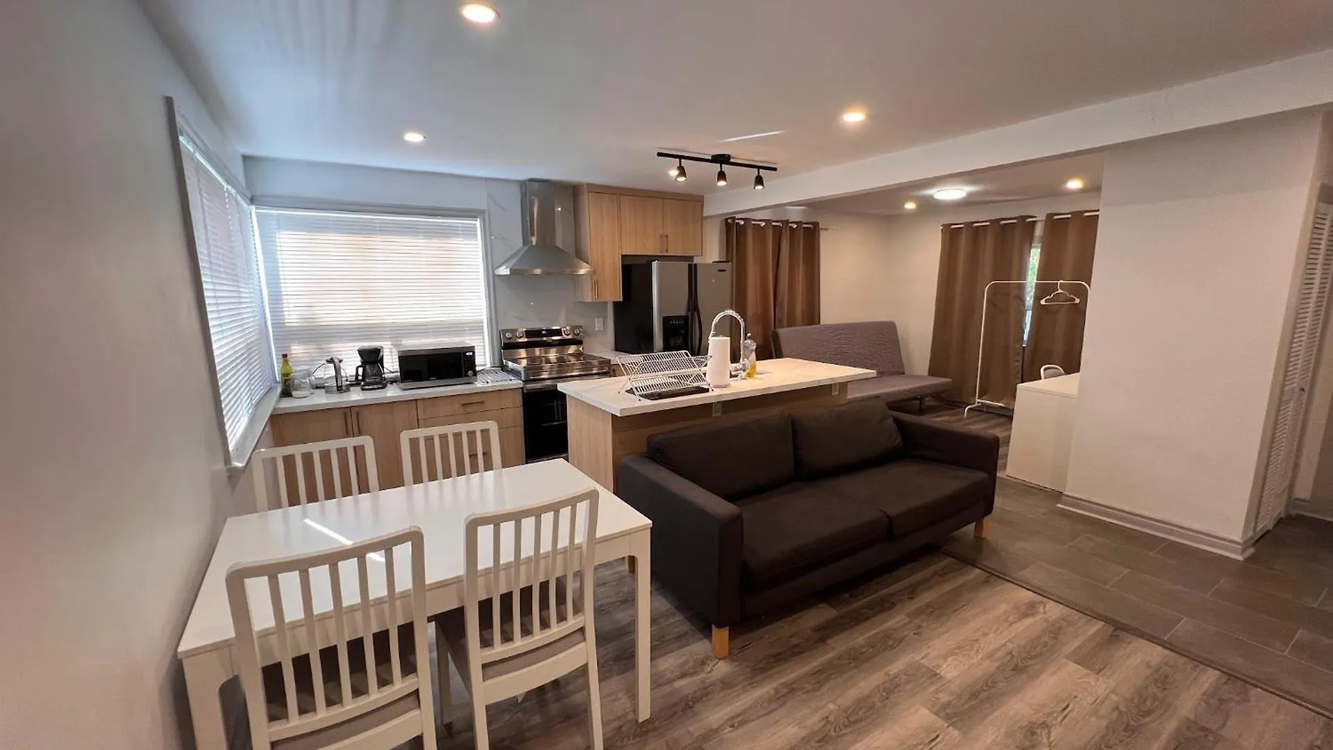 Lilac Private Unit 10-Min To Airport Apartment Toronto